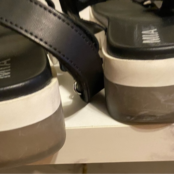 MIA - Picture 4 of 6